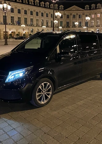 Mercedes Классе V ночью на площади Вандом в Париже, с включёнными фарами