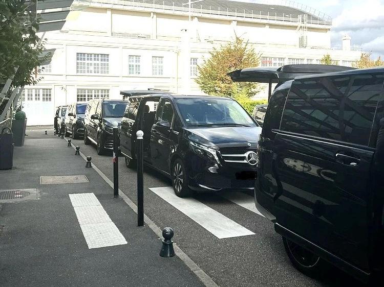 Mercedes Classe V en file devant un hall d'exposition