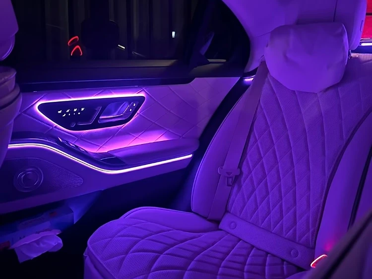 Intérieur de nuit d'une Mercedes Classe S : sellerie claire et éclairage d'ambiance