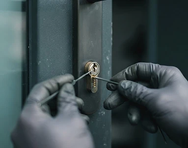 Cilinderslot wordt schadevrij geopend met spanner en pick