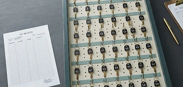 Sleutelbord met genummerde sleutels en een sluitplan voor verhuurders