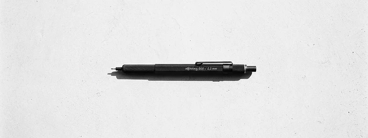 Matita da disegno su scrivania bianca