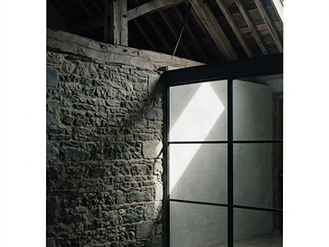 Ambiance : détail d'assemblage entre une menuiserie contemporaine et un volume ancien