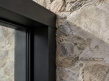 Ambiance : détail de pierre et d'enduit dans une architecture rénovée