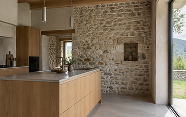Ambiance : intérieur d'une maison ancienne rénovée, pierre et bois