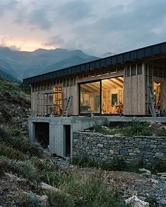 Ambiance : ossature et assemblages visibles dans un bâtiment en travaux