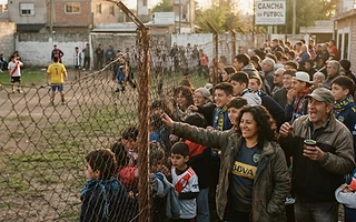 Vecinos y familias al costado de la cancha, una tarde de partido