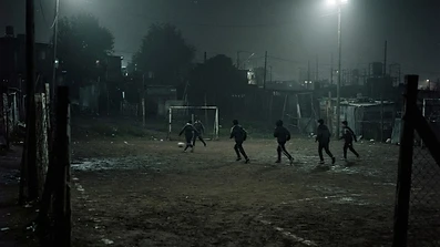Cancha de noche con luces encendidas