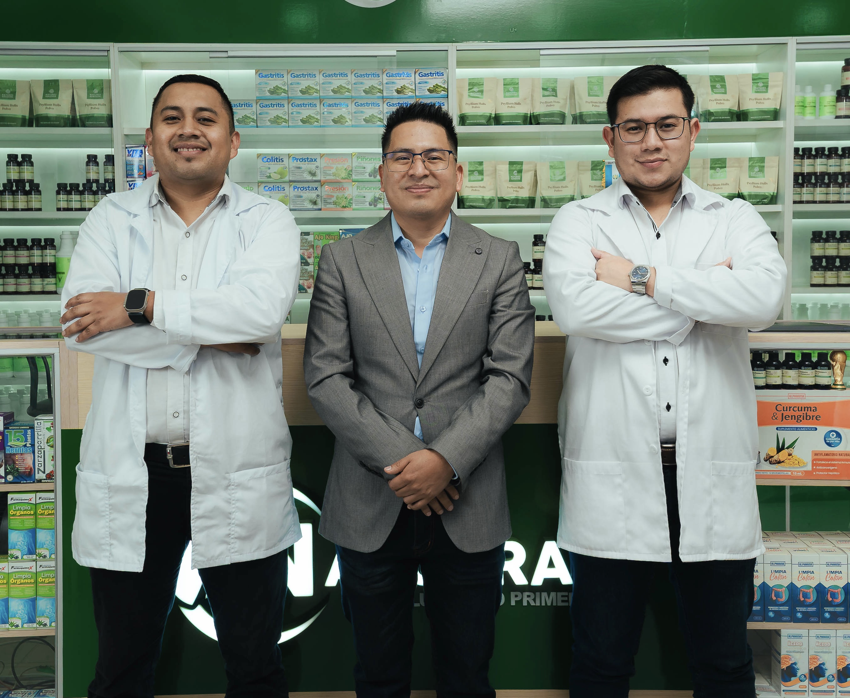 Dr. José David Tiquiram y equipo de Clínica Natupram