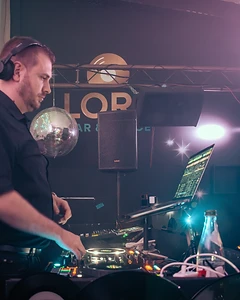 DJ-Setup mit Beleuchtung