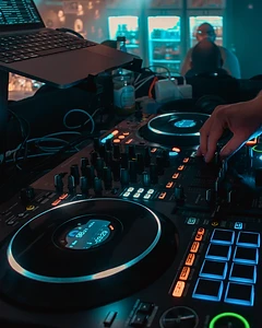 Hände am DJ-Controller
