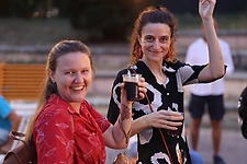 Pubblico in festa con un calice in mano — Arena Mancini, 18 luglio 2024