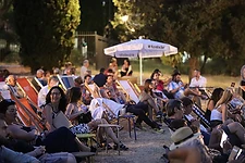 Il pubblico sulle sdraio al tramonto — Arena Mancini, 18 luglio 2024