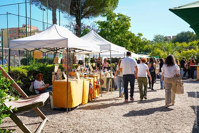 Stand e pubblico all'aperto durante la Festa Argentina del 13 ottobre 2024 al Circolo Arca di Roma