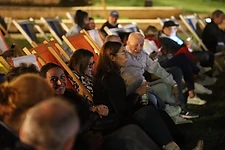 Il pubblico sulle sdraio la sera — Arena Mancini, 19 settembre 2024