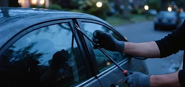Autodeur wordt geopend met professioneel lockout-gereedschap