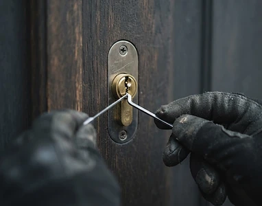 Slotenmaker pickt een cilinderslot open met spanner en pick