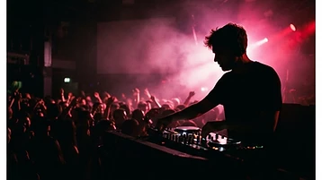 Dj achter de draaitafels met publiek op de achtergrond