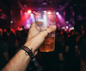 Voorbeeld: pols met festivalbandje tegen donkere clubachtergrond