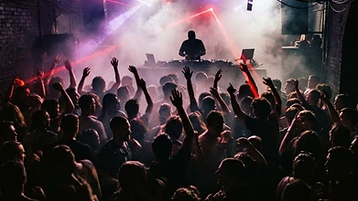 Dansvloer in de club met paarse en rode lichtstralen