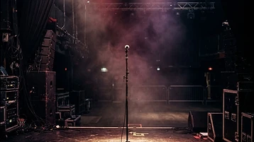 Leeg podium met spotlight vlak voor de opening