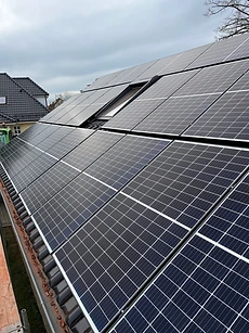 Ziegeldach mit vollflächig montierten Solarmodulen und Dachfenster
