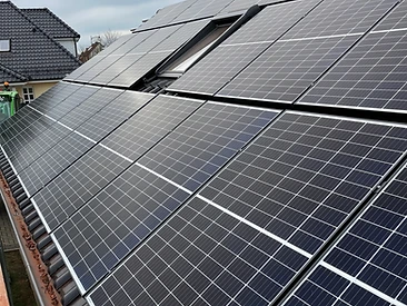 Ziegeldach mit vollflächig montierten Solarmodulen und Dachfenster