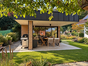 Moderner Gartenpavillon mit Holzfassade und überdachtem Sitzplatz im Tageslicht