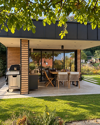 Moderner Gartenpavillon mit Holzfassade, Terrasse und Sitzplatz im Garten