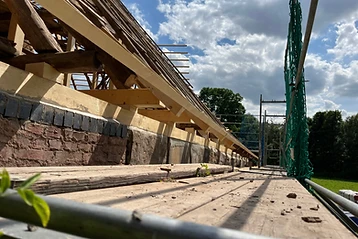 Zimmerarbeiten am Dachstuhl: Holzkonstruktion auf dem Gerüst