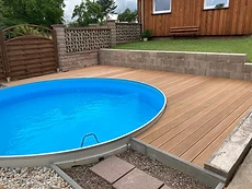 Rundbecken eingelassen in eine Holzterrasse mit Sichtschutzzaun