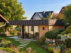Modernes Gartenhaus in Holzbauweise mit großer Glasfront