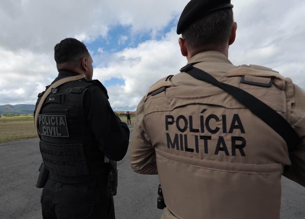 Policiais da Polícia Civil e da Polícia Militar atuam em conjunto em Santa Bárbara, na Bahia