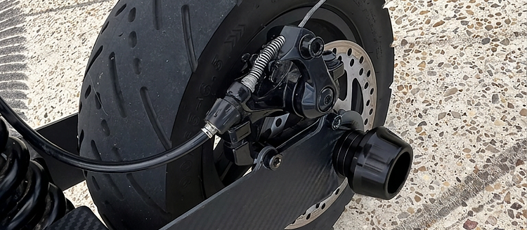 Black Crash Pads fitted on a KuKirin G4