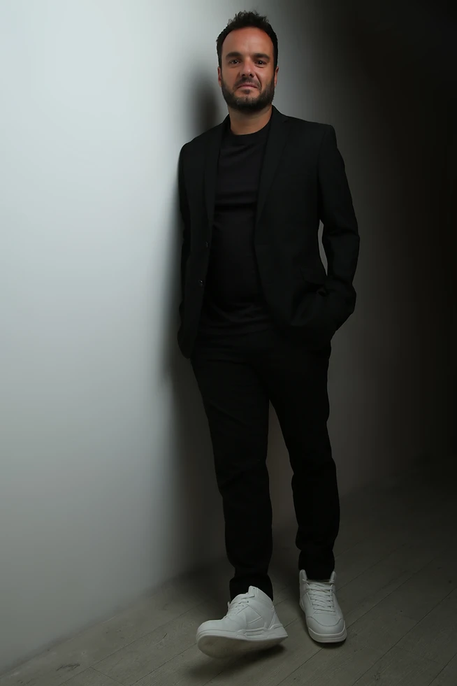 Portrait of DJ David Cardoso at the decks