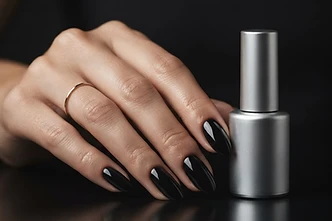 Uñas con gel negro brillante