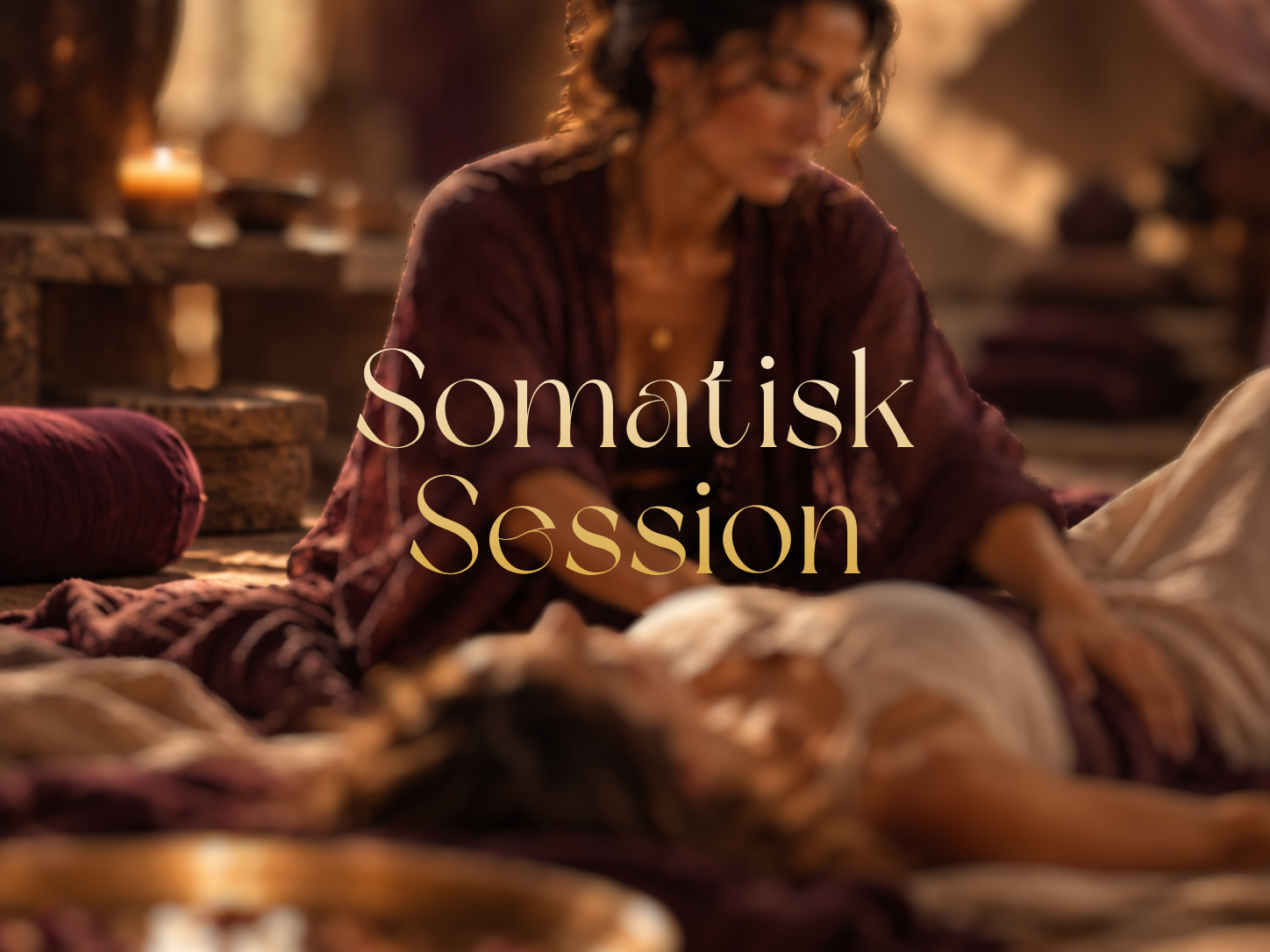 Somatisk session i mörk plommonfärgad miljö, upplyst av varmt gyllene ljus