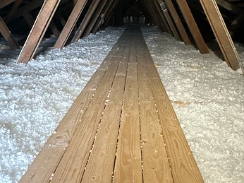 Loft efter indblæst isolering – jævnt dækket lag