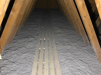 Loft efter indblæst isolering – dækket med isoleringsmateriale