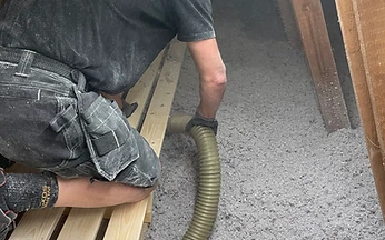 Indblæsning af isolering på loftet