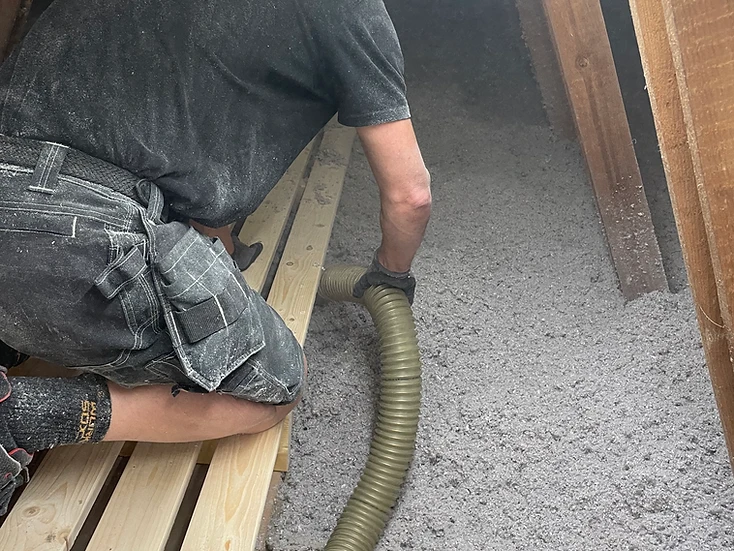 Indblæsning af isolering på loft med slange