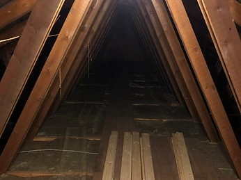 Loft før isolering – smalt, uisoleret krydsrum