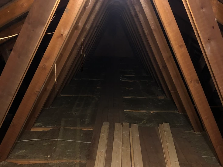 Loft før efterisolering – uisoleret krydsrum med synlige spær