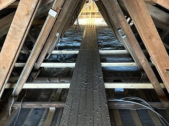 Loft før isolering – bare spær og tom gulvflade