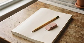 Cuadernillo de examen estatal con un lápiz sobre un escritorio de madera