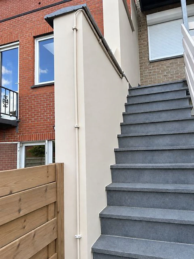 Schilderwerk aan moderne gevel en trap