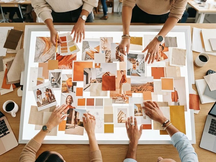 Equipe de marketing planejando uma campanha