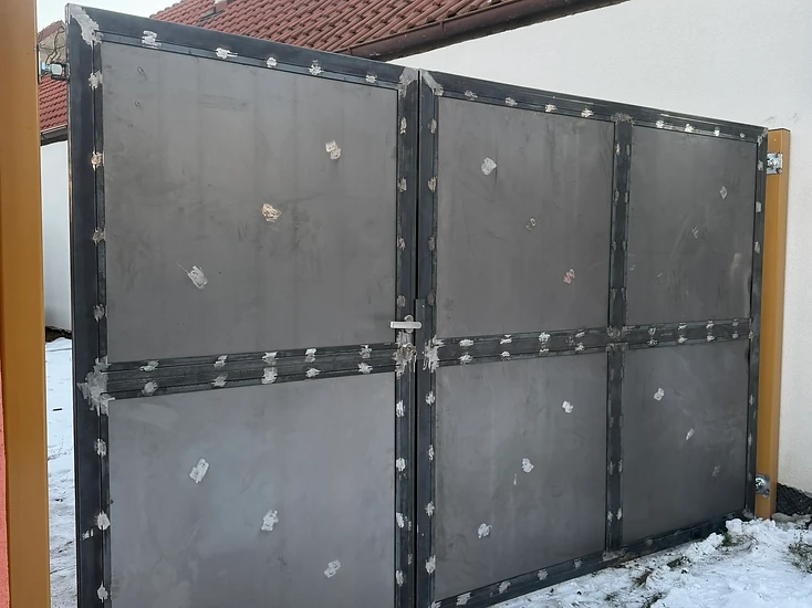 Dvoukřídlá brána s plnou plechovou výplní
