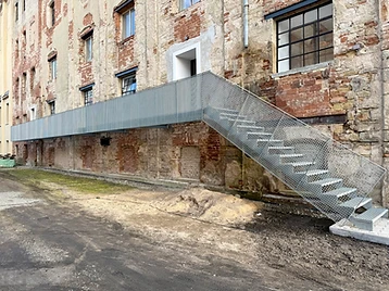 Pochozí lávka se schodištěm a zábradlím