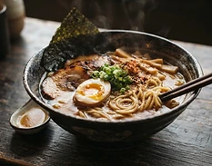 En skål ramen med æg, forårsløg og nori